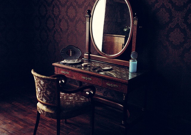 pokoj se starým zrcadlem