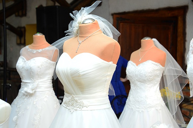 nabídka svatebních šatů
