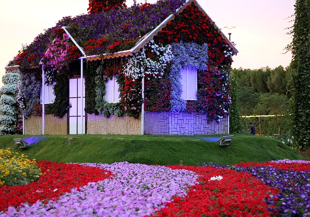 zahradní domek obkvetlý květinami.jpg